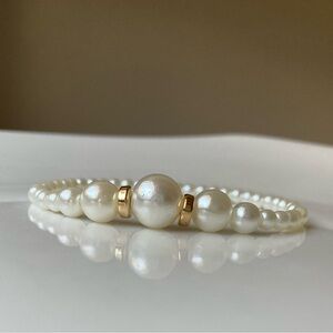Luxurious Pearl Bracelet Delicate Design with Gold Accents